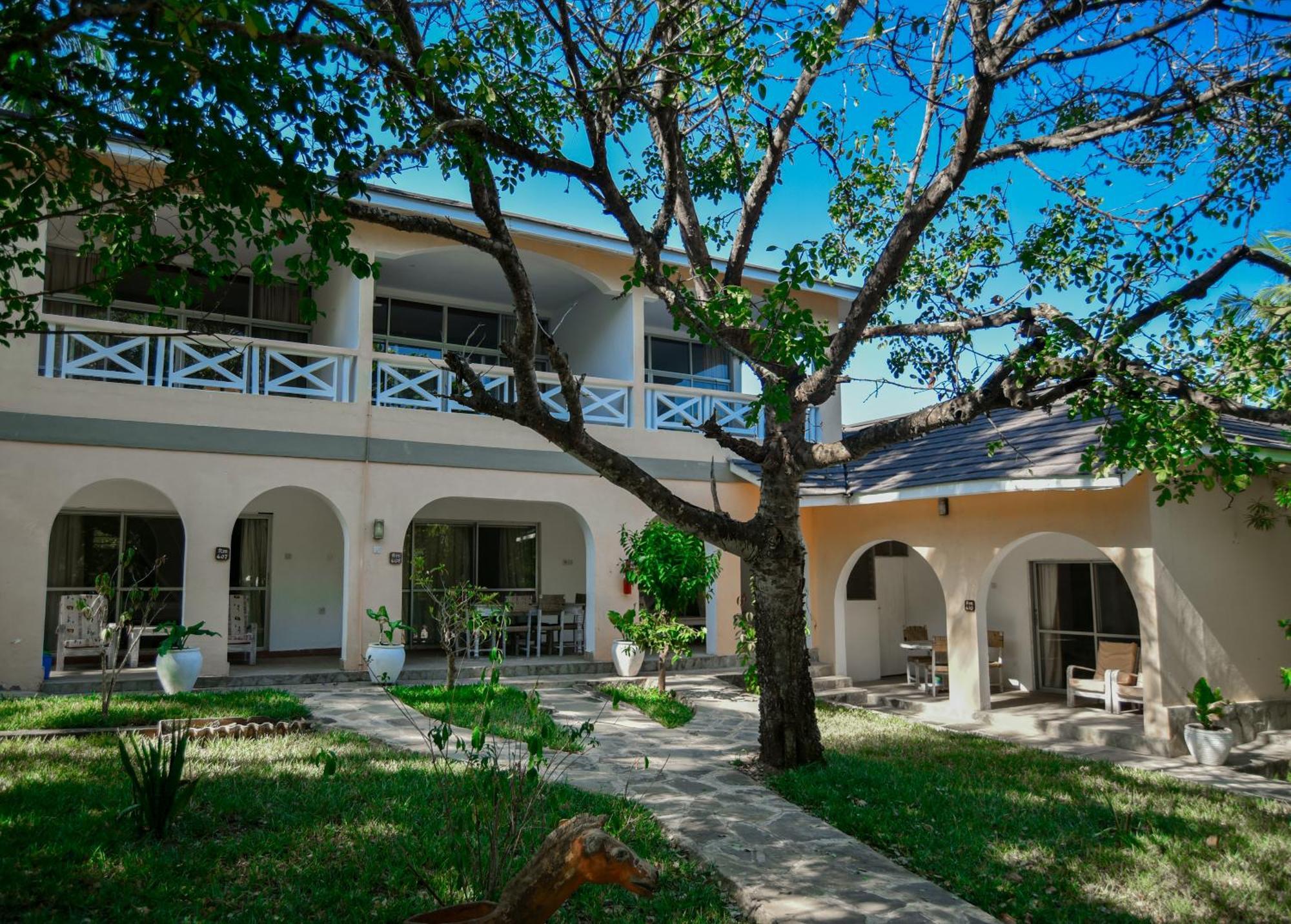 Coral Beach Resort Diani Beach Buitenkant foto