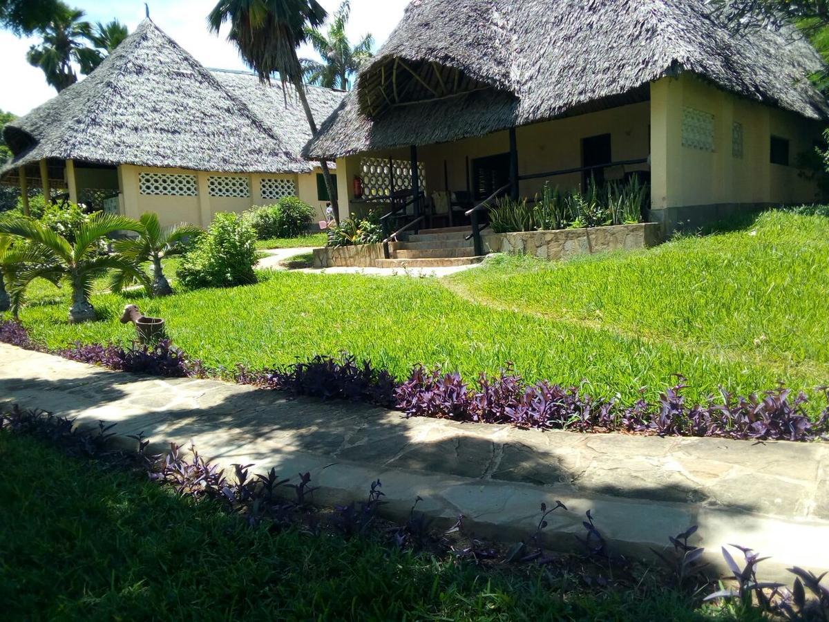 Coral Beach Resort Diani Beach Buitenkant foto
